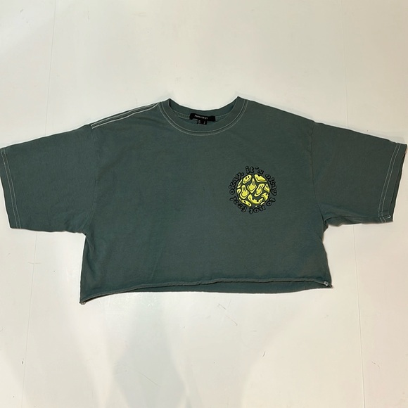 Forever 21 Green Smiley Face Crop Top Tee size Small - Picture 1 of 4